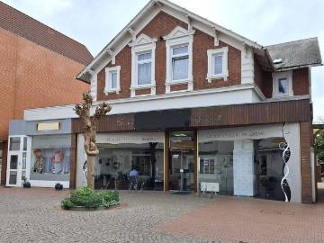 Vollvermietetes Geschäftshaus mit zwei Gewerbeeinheiten und einer Wohneiheit