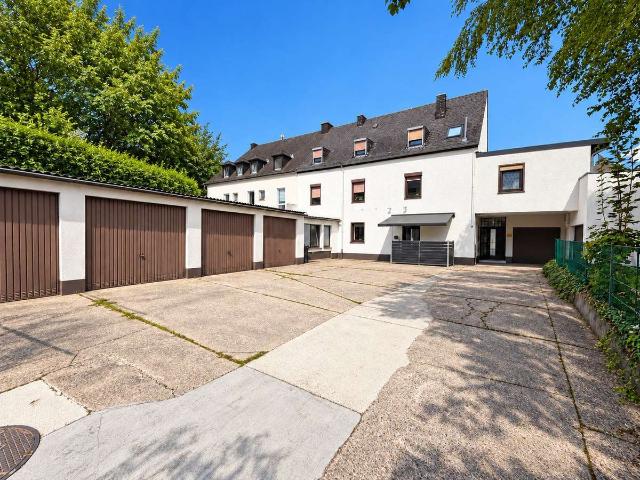 Vollvermietetes Mehrfamilienhaus mit sechs Garagen und großem Innenhof in Trier Süd