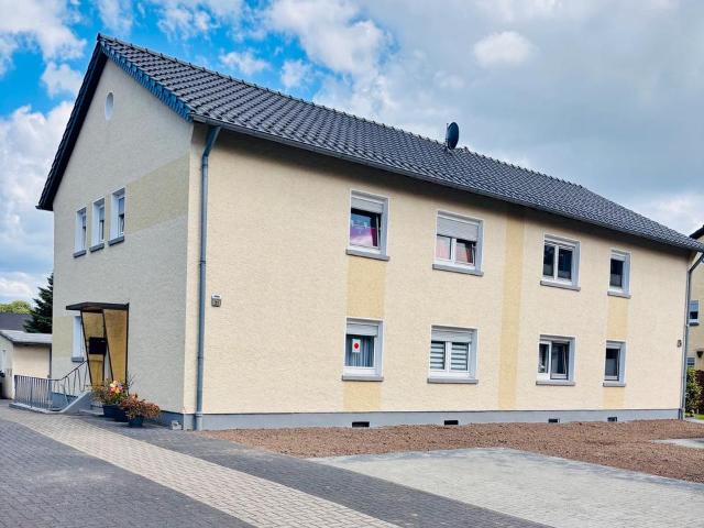 Vollvermietes Mehrfamilienhaus mit großem Garten