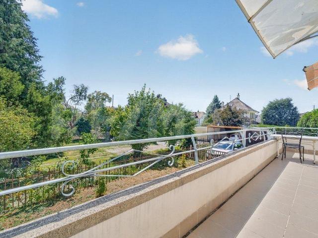 Vor den Toren Lausannes: Familienvilla mit Garten