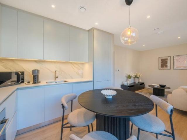 Voss Court London SW16 2 bed flat to rent £2,300 pcm £531 pw