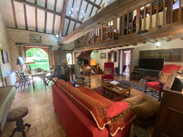 Vous serez séduit par cette Longère et sa maison d'amis de 246 m2, poutres, tomettes et pierres apparentes, so