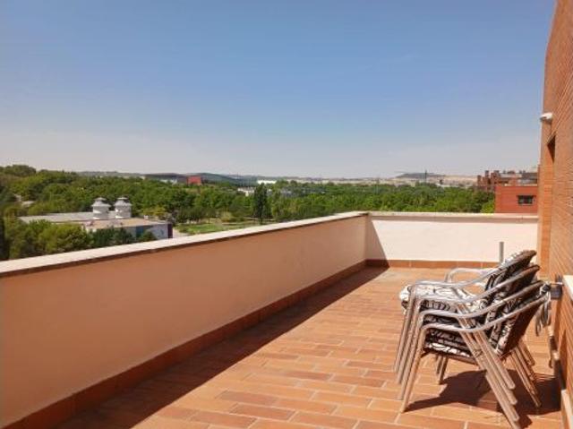 VPO EN ALQUILER – ÁTICO CON TERRAZA DE 21 M2 EN VILLA DEL PRADO