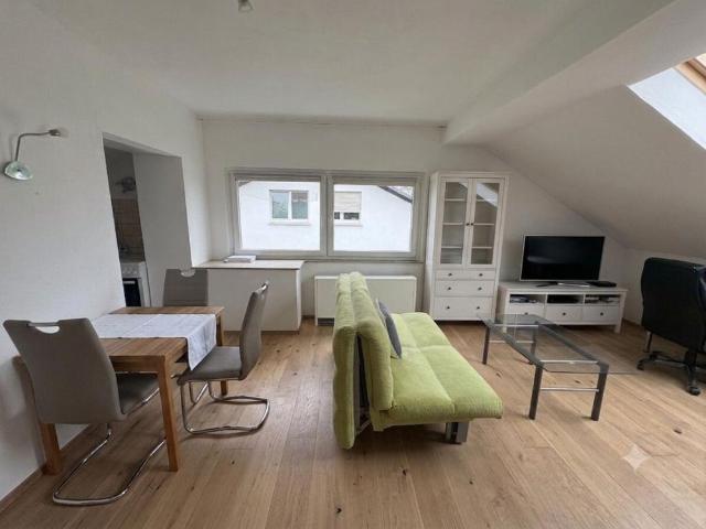 VR IMMO: Kompakt, modern, möbliert – Dachgeschosswohnung in ruhiger Lage