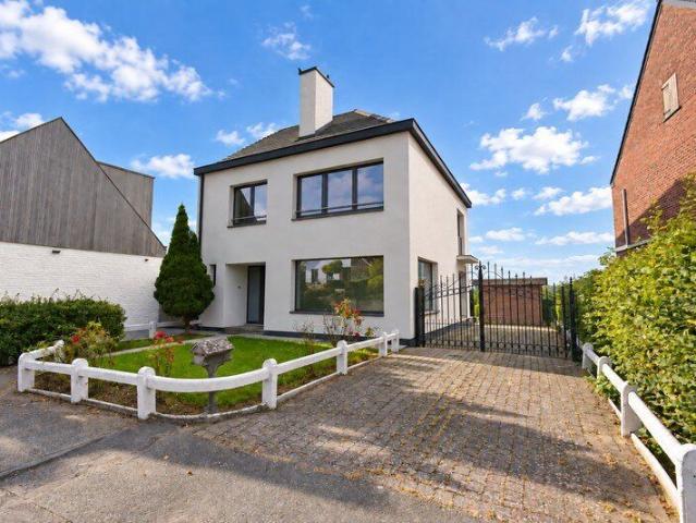 Vrijstaande woning met garage, terras en tuin op rustige.