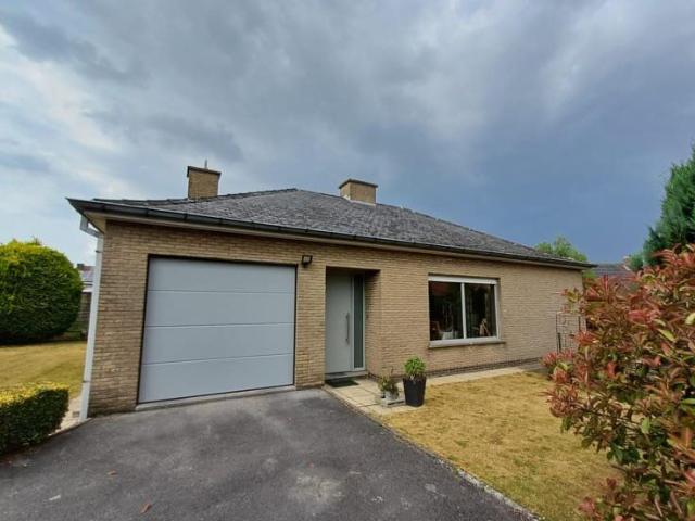 Vrijstaande woning met tuin, garage en 2 slpk, gelegen te.
