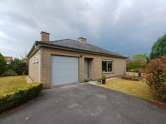 Vrijstaande woning met tuin, garage en 2 slpk, gelegen te.