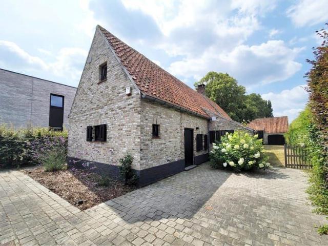 Vrijstaande woning met 2 slaapkamers + bureel in groene o
