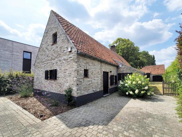 Vrijstaande woning met 2 slaapkamers + bureel in groene omgeving nabij centrum Varsenare