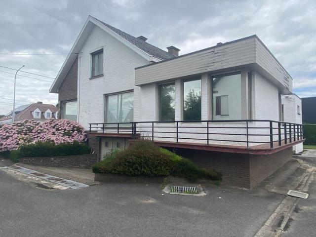 Vrijstaande woning met 3 slaapkamers en bureel / onderkelder