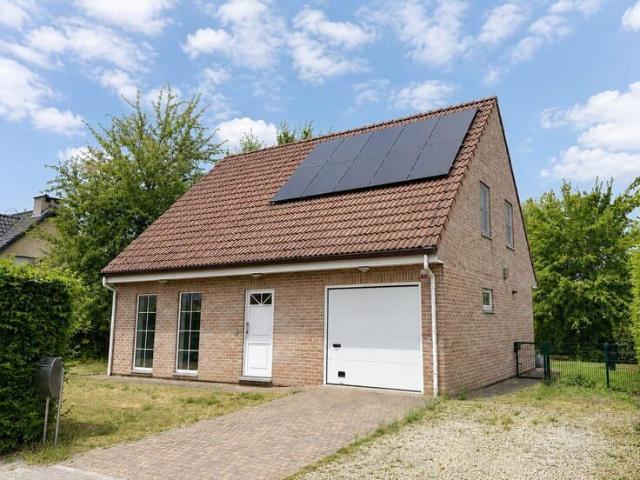 Vrijstaande woning met 3 slaapkamers en prachtige tuin op.