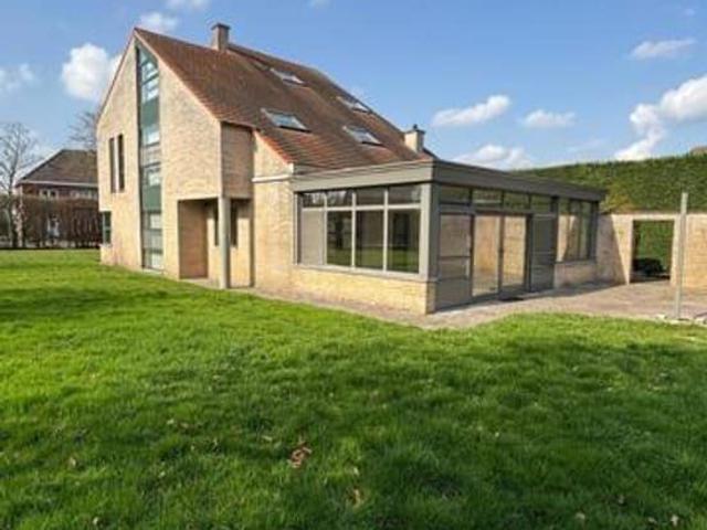 Vrijstaande woning met 4 slaapkamers te Hasselt !