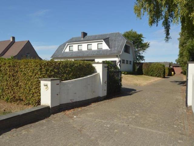 Vrijstaande woning met 4 slk. & omheinde tuin op 14are