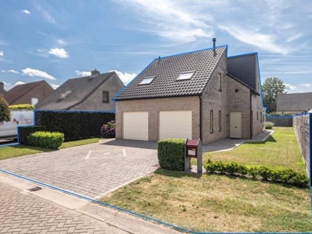 Vrijstaande gezinswoning met dubbele garage & prachtige tuin