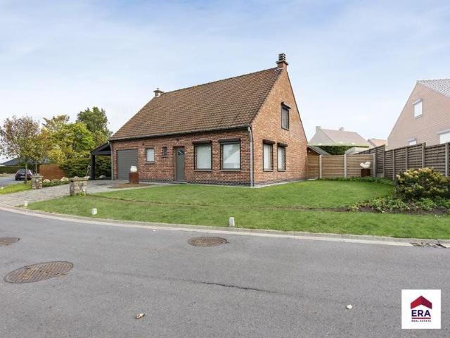Vrijstaande, instapklare woning op 559m² in Oostrozebeke