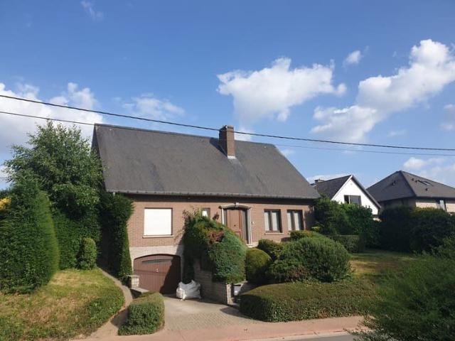 Vrijstaande ruime en goed onderhouden villa met mooie tuin