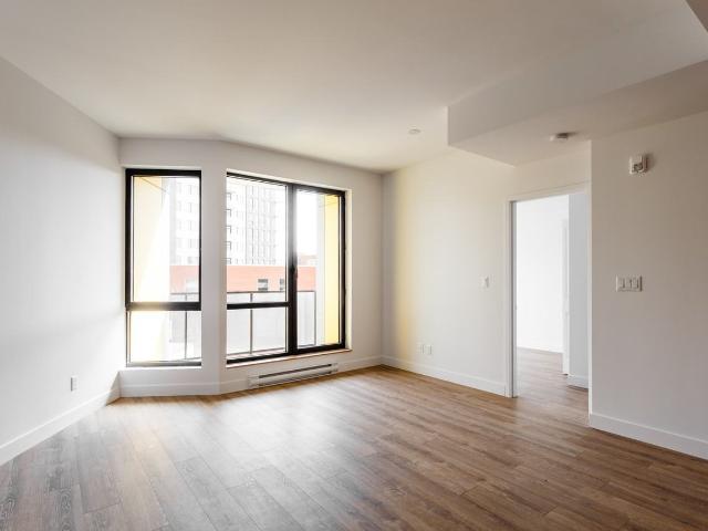 Vue Apartments 2 Bedroom Apartment for Rent at 7407 Av Mountain Sights, Montréal, QC H4P 0B6 Snowdon