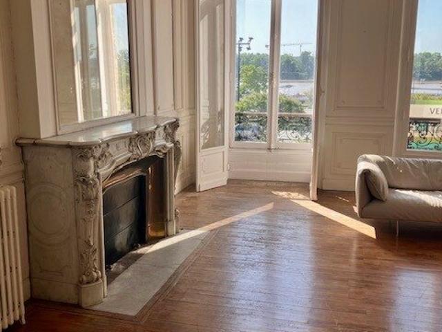 Vue Garonne superbe appartement T5 100% restauré ascenseur 173m² Bordeaux