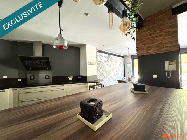 Vue d'exception, bien rare place Courbet 282m² Ornans