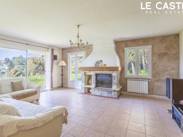Vue dégagée 2500 m² de terrain Opportunité rare 84m² Marseille 12ème