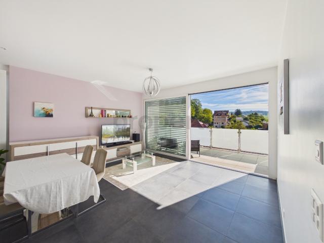 Vue Dégagée sur le Château et les Préalpes, Attique 3 m de Plafond, Balcon 12 m² & Place de Parc Incluse