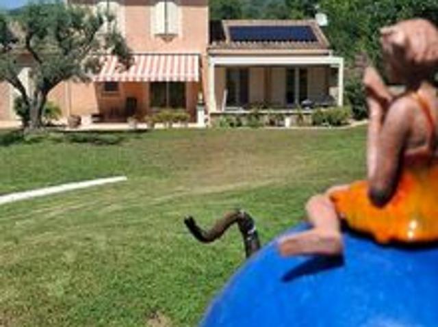 Bien rare sur le secteur ! Vue dégagée sur le Mont Ventoux, aucun vis à vis, piscine, garage et terrain de 2 136 m². Une villa de 165 m² offrant un cadre de vie privilégié à proximité des commerces. À découvrir sans tarder