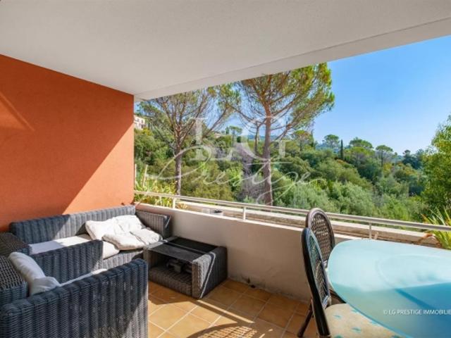 VUE DEGAGÉE SUR VERDURE ET PISCINE