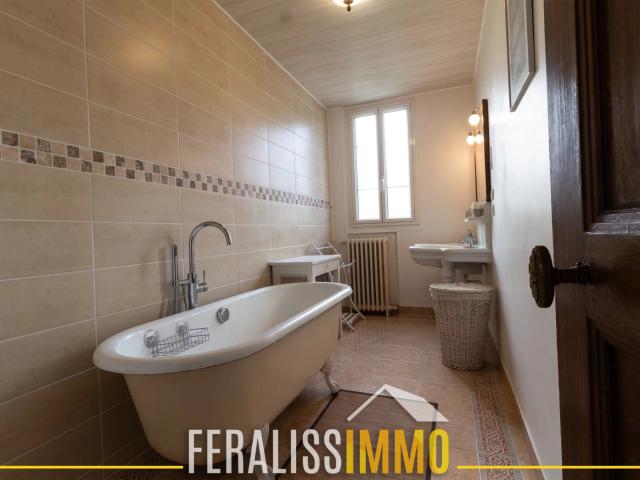 Vue exceptionnelle de cette chaleureuse maison avec son jard