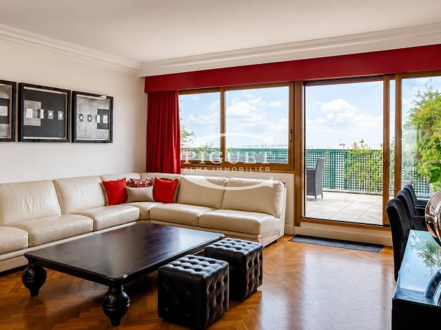VUE EXCEPTIONNELLE SUR LA TOUR EIFFELTERRASSE DE PLAIN PIEDCatherine PiguetAlma Immobilier