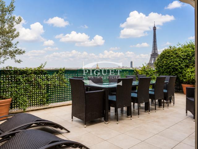 VUE EXCEPTIONNELLE SUR LA TOUR EIFFELTERRASSE DE PLAIN PIEDCatherine PiguetAlma Immobilier
