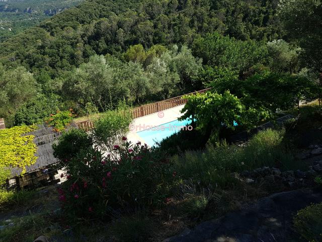 Vue imprenable en Sud Ardèche Propriété de charme avec piscine et dépendance