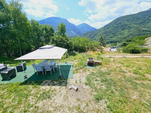 Vue imprenable sur les montagnes depuis cette villa unique de 3 chambres