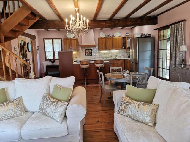 Vue imprenable sur les montagnes pour cette maison immaculée de 2/3 chambres qui est à vendre près de Marciac DPE C