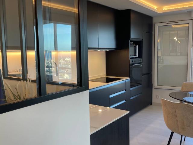 Vue mer et montagnes, piscine et garage fermé Location à l'année Appartement T2bis meublé