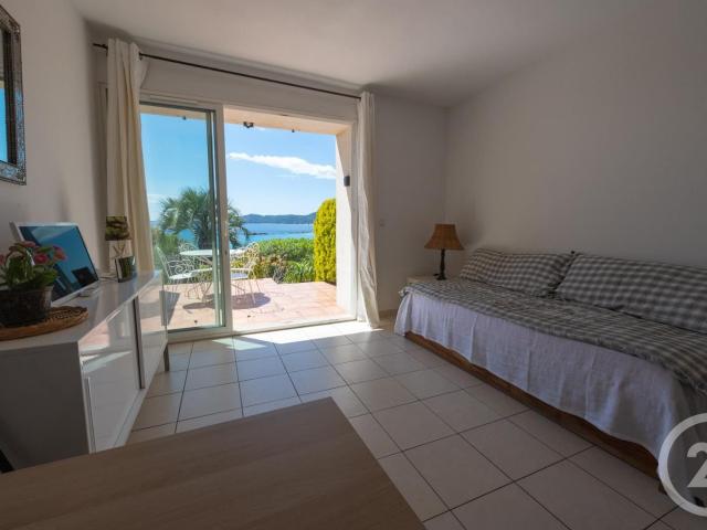 Vue mer exceptionnelle sur la baie de St Clair pour cet appa. 30m² Le Lavandou