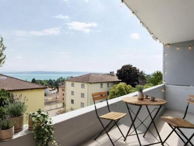 VUE SUR LE LAC ET APPARTEMENT RÉNOVÉ SPACIEUX 4,5 PIÈCES À SAINT AUBIN SAUGES