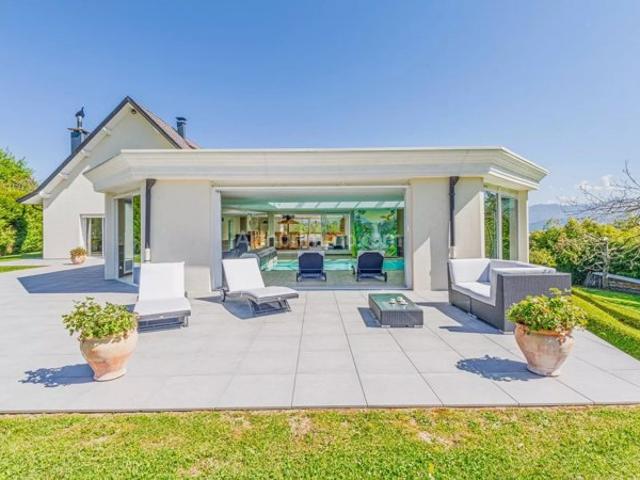 Vue panoramique 360° – Propriété d’exception à 8 minutes de Chambéry Centre, calme parfait sans vis à vis 4 500m² de jardin clos, engazonné et arboré, Piscine intérieure