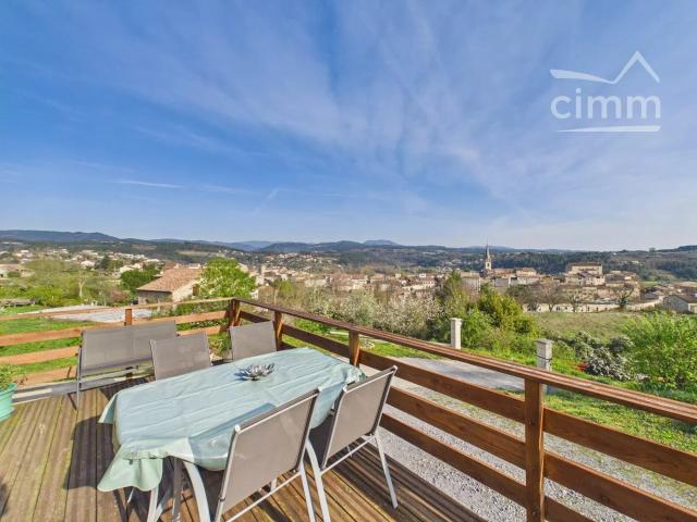 Vue panoramique à Joyeuse: tranquillité et très belles prestations