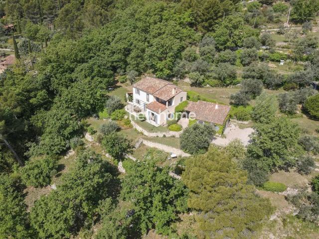 Vue panoramique jusqu'à la mer, au calme absolu pour les amo. 186m² Seillans