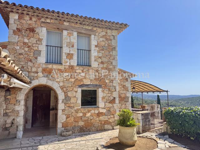 VUE PANORAMIQUE MER ET MASSIF DE L'ESTEREL POUR CETTE VILLA EN PIERRE
