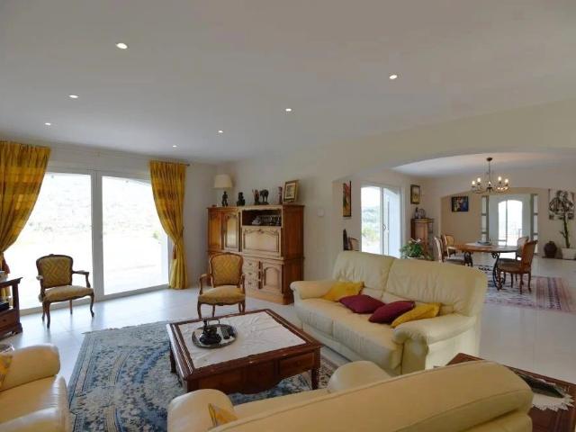 Vue panoramique sur les villages Belle villa de 270 m² avec. 270m² Seillans