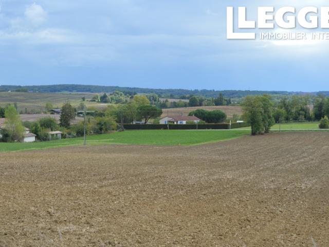 Vue panoramique pour cette maison habitable de plain pied a quelques kilomètres du golf de TOMBEBOEUF