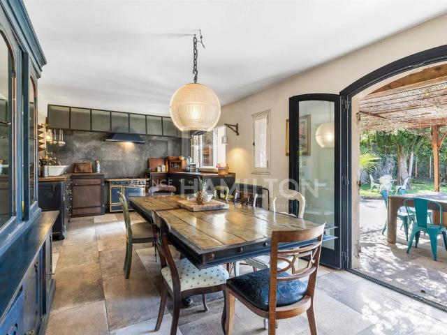 Baisse de prix – Mas en pierre de 230 m², 6 chambres, piscin. 230m² Grasse