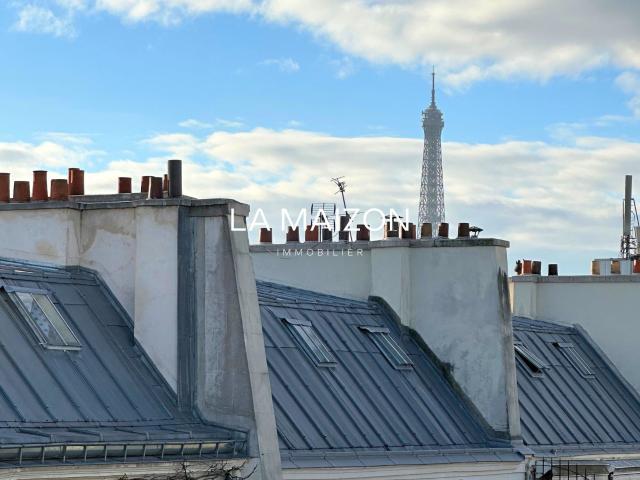 Vue Tour Eiffel T2 dernier étage à deux pas des Champs Elysées