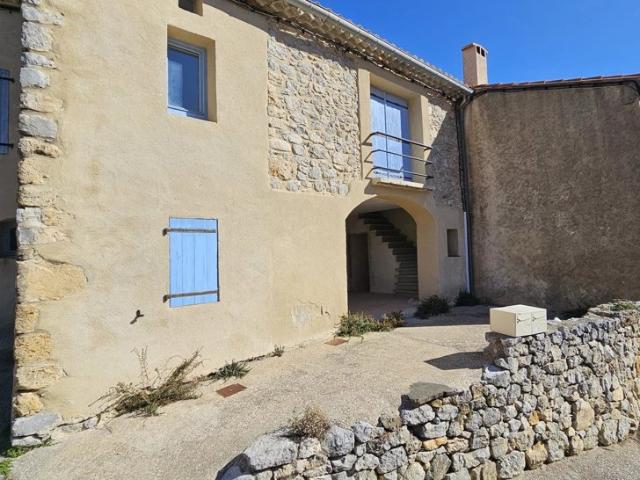 Vues incroyables: Maison en pierre avec jardin, terrasse et garage