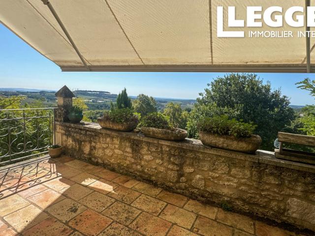 Vues panoramiques ! Maison de village en pierre, rénovée, sur trois niveaux, avec terrasse, jardin et piscine