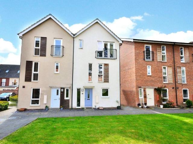 Vulcan Drive, Bracknell, Berkshire, RG12 4 bed semi detached house to rent £2,150 pcm £496 pw