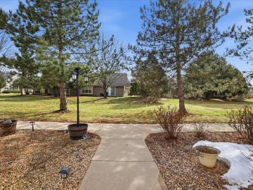 W240N2500 E Parkway Meadow Cir, Unit 4