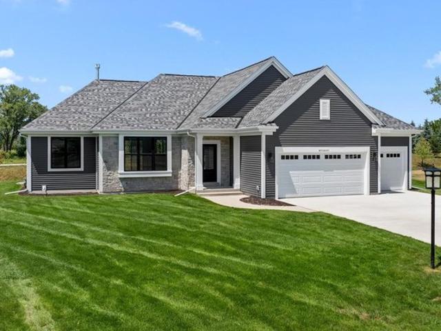 W251N2437 Valleyview Cir, Pewaukee, WI 53072