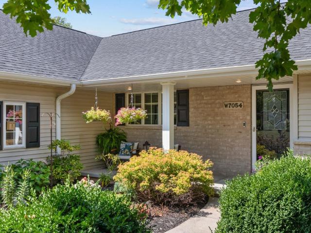 W7054 bluebluff way